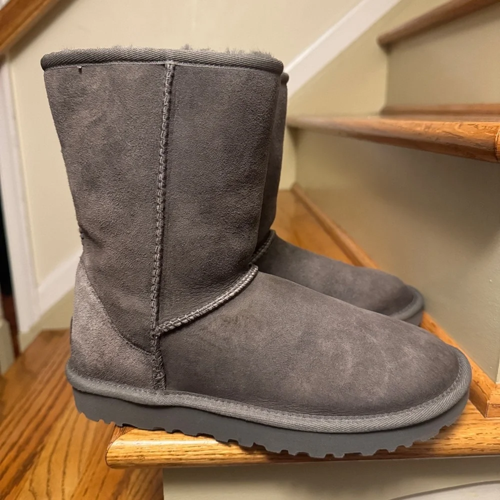 LIKE NEW UGG 🐑 Classic Short II Gray Boots Size 7 - worn once!